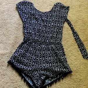 Size XS Short-Sleeved Black & White ROMPER